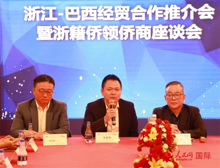 中國(guó)駐里約代總領(lǐng)事王尉育（中）在活動(dòng)中致辭。人民網(wǎng)記者 陳海琪攝