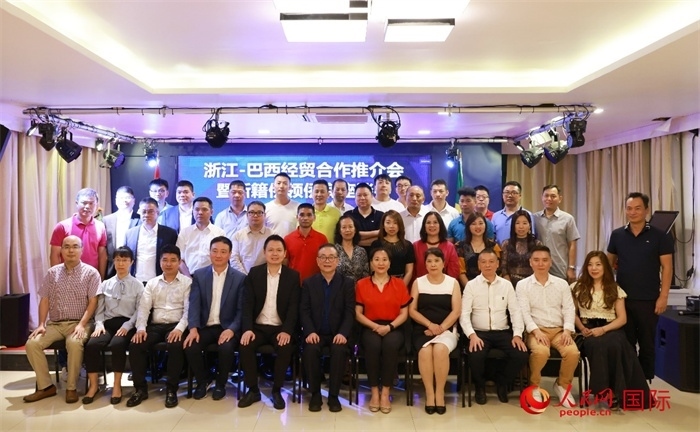 與會(huì)嘉賓合影。人民網(wǎng)記者 陳海琪攝