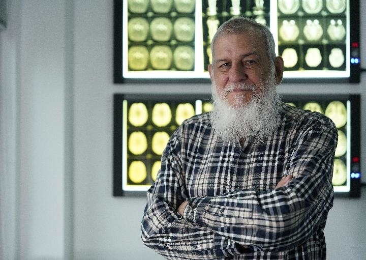 10月31日，古巴科學(xué)家裴德樂在電子科技大學(xué)校園內(nèi)。