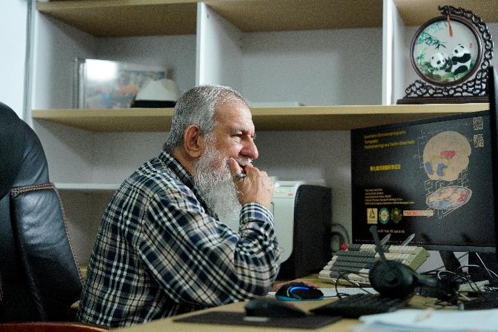 10月31日，古巴科學(xué)家裴德樂在電子科技大學(xué)做科研。