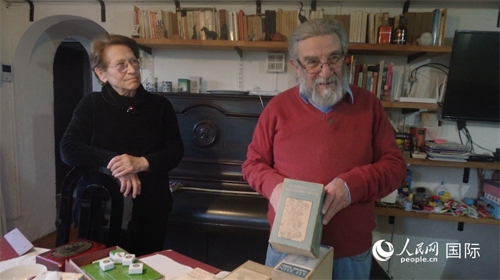 艾麗西亞·奧夫雷貢（左）和馬里奧·帕佐斯向記者展示家中收藏的西班牙語版《紅樓夢》。人民網(wǎng)記者 張若涵攝