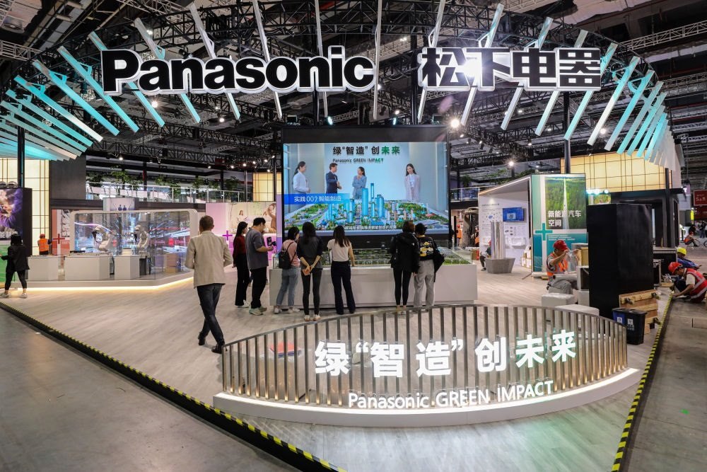 2023年11月2日，工作人員在進博會松下電器展位做準(zhǔn)備工作。新華社記者 辛夢晨 攝