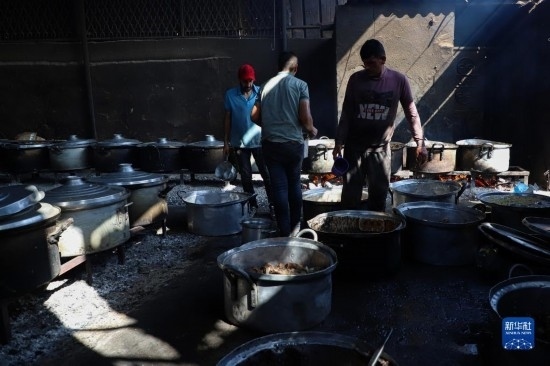 11月3日，在加沙地帶南部城市拉法，人們在煤氣中斷后用柴火做飯。新華社發(fā)（里澤克·阿卜杜勒賈瓦德攝）