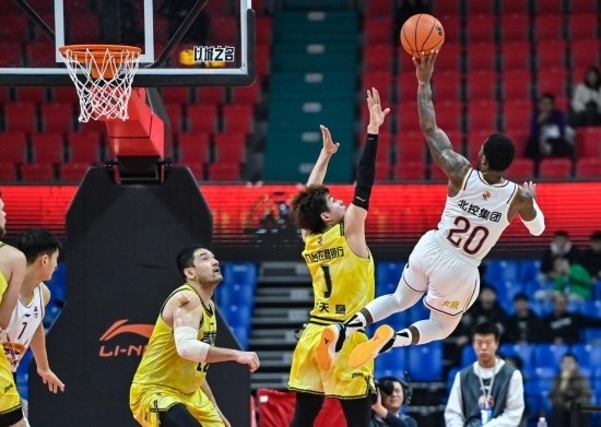 11月4日，北京控股隊球員費爾德（右一）在比賽中投籃。新華社記者 顏麟蘊 攝