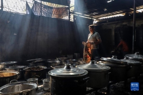 11月3日，在加沙地帶南部城市拉法，人們在煤氣中斷后用柴火做飯。新華社發(fā)（里澤克·阿卜杜勒賈瓦德攝）
