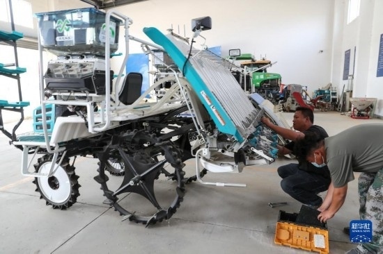 11月4日，技術(shù)員在南通市通州區(qū)十總鎮(zhèn)育民村農(nóng)場保養(yǎng)無人插秧機(jī)設(shè)備。
