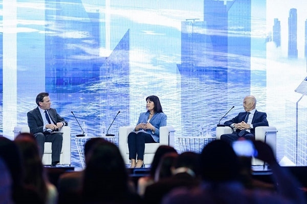 牛津大學(xué)研究全球化與發(fā)展問題的教授伊恩·戈?duì)柖。ㄓ乙唬┍硎荆蚋窬值淖兓墙Y(jié)構(gòu)性的，各國(guó)特別是西方國(guó)家必須順應(yīng)變化。迪拜商會(huì)供圖