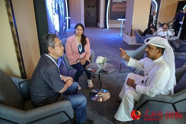 人民網(wǎng)記者采訪迪拜創(chuàng)新企業(yè)家索萊曼·里法伊（右一），索萊曼表示期待加強(qiáng)與中方合作。人民網(wǎng) 塔里克·易卜拉欣 攝
