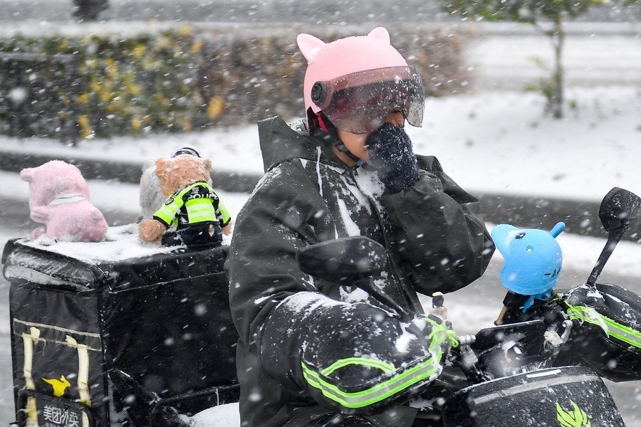 11月6日，在長春市街頭，一名外賣員在雪中騎行。新華社記者 許暢 攝