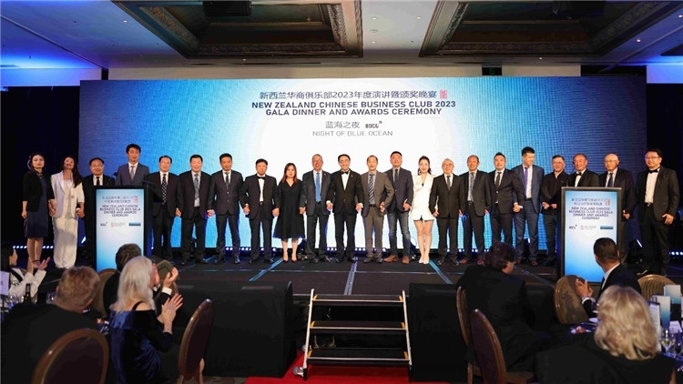 新西蘭華商聯(lián)合總會首批會員代表上臺亮相。攝影：張凱