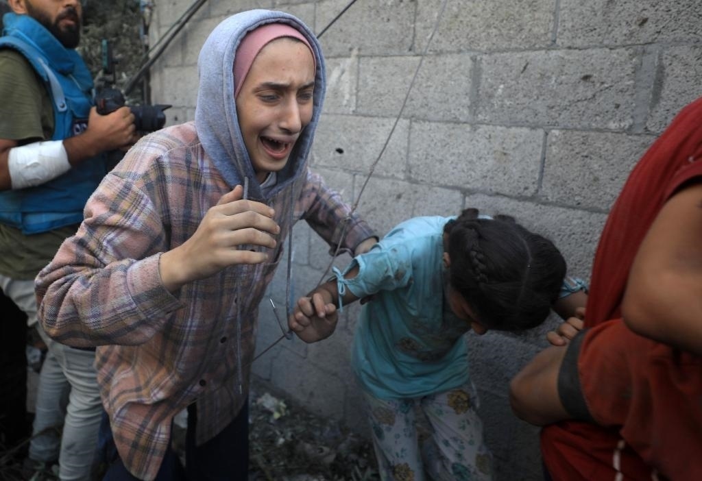 11月6日，人們從加沙地帶中部地區(qū)一處被炸難民營(yíng)逃離。新華社發(fā)（亞西爾·庫(kù)迪攝）