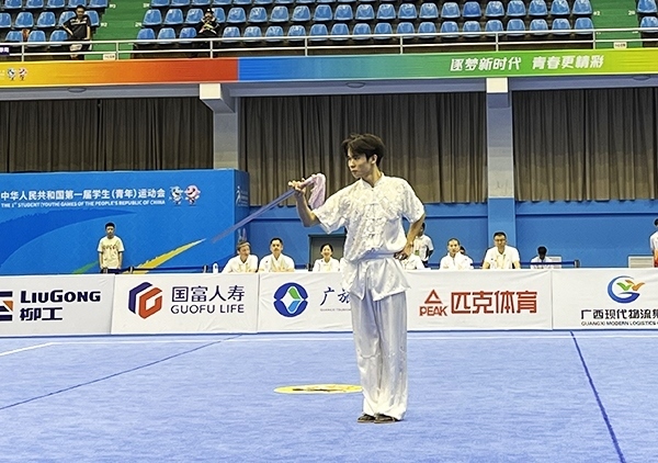 11月6日，第一屆全國學(xué)生（青年）運動會武術(shù)套路（大學(xué)組）男子自選劍術(shù)比賽中。人民網(wǎng)記者 歐興榮攝