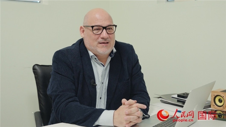 烏拉圭《共和國(guó)報(bào)》總編輯胡安·布蘭卡接受人民網(wǎng)專(zhuān)訪(fǎng)。人民網(wǎng)記者 張若涵攝