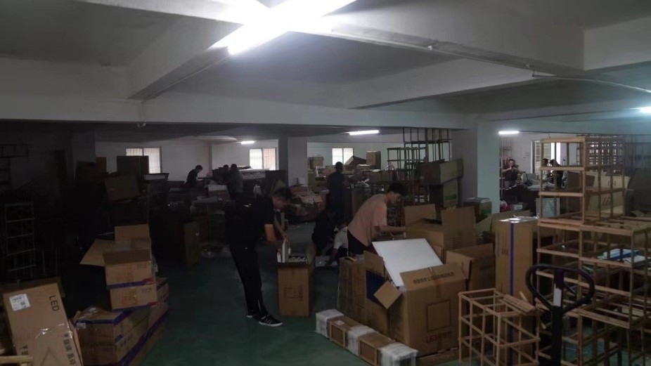 查處倉庫現(xiàn)場。重慶市梁平區(qū)公安局供圖。