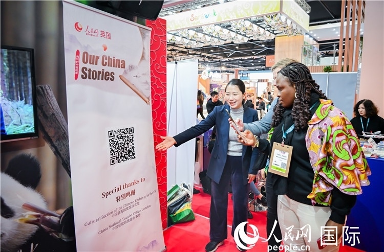 觀眾掃碼《我們的中國故事》系列視頻。人民網(wǎng) 郭錦標攝