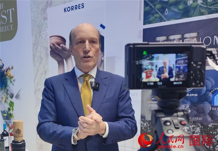 希華集團(tuán)創(chuàng)始人兼首席執(zhí)行官甘德密先生接受采訪。人民網(wǎng) 殷韜攝