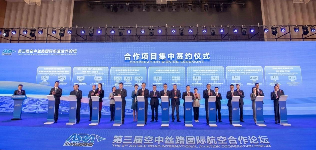 圖為7個國內(nèi)外合作項目現(xiàn)場簽約。人民網(wǎng)記者 唐宋攝