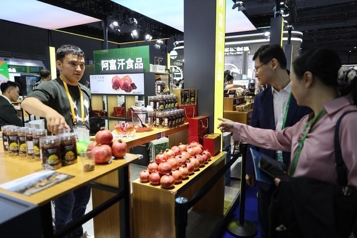 11月6日，在第六屆進博會食品及農(nóng)產(chǎn)品展區(qū)，阿富汗食品吸引參展人員。