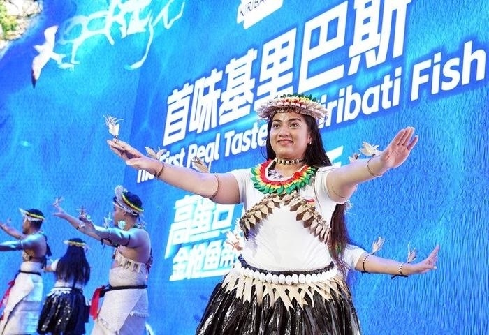 11月8日，來自基里巴斯的參展人員在基里巴斯水產(chǎn)品推介活動上表演。