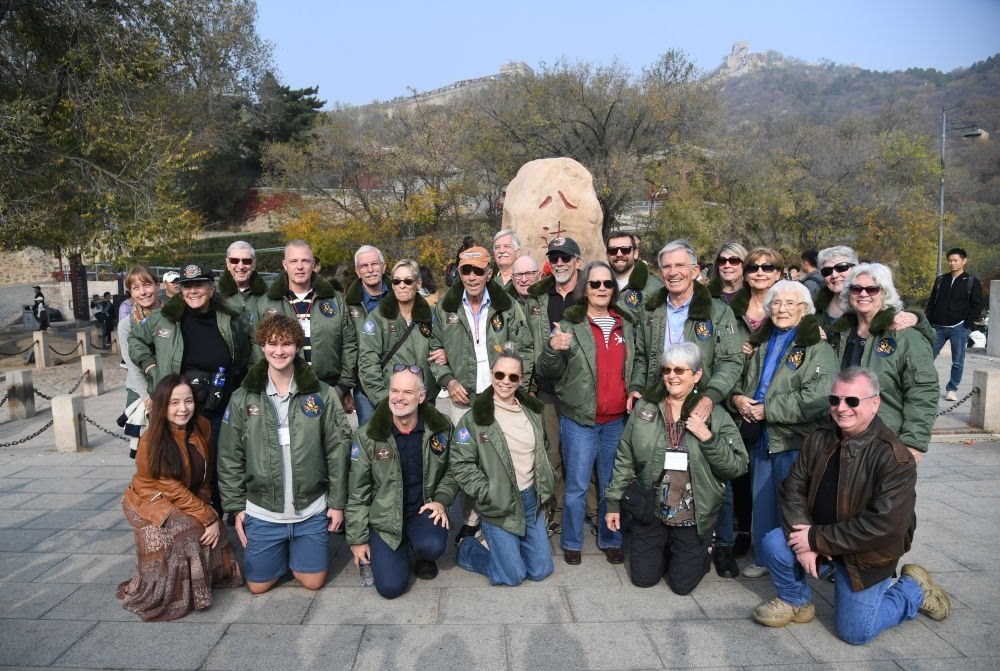 2023年10月29日，飛虎隊(duì)老兵莫耶一行人在北京八達(dá)嶺長城合影留念。當(dāng)日，美中航空遺產(chǎn)基金會訪華代表團(tuán)成員陸續(xù)抵達(dá)北京。新華社記者 任超 攝