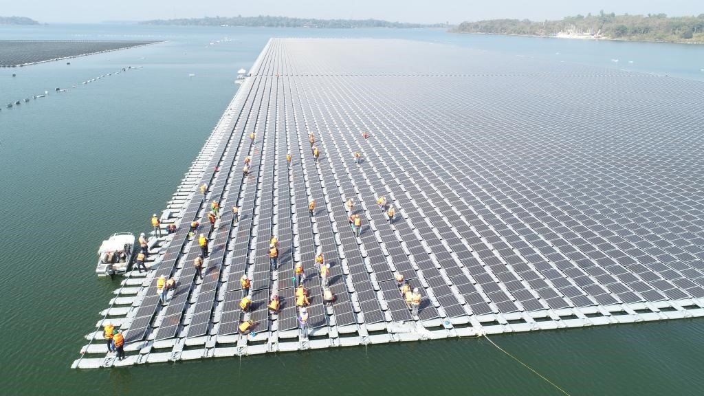 2021年1月23日，施工人員檢查泰國烏汶府詩琳通大壩綜合浮體光伏項(xiàng)目的太陽能板安裝情況。新華社發(fā)（泰國國家電力局項(xiàng)目組供圖）