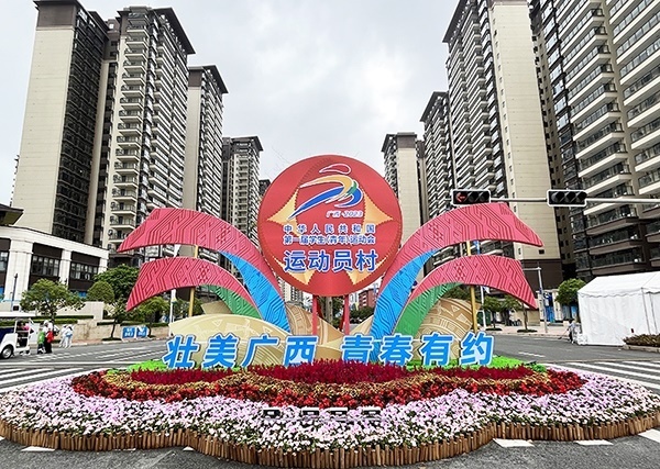 運動員村入口處標(biāo)識標(biāo)牌成為極受歡迎的打卡點。人民網(wǎng)記者 歐興榮攝