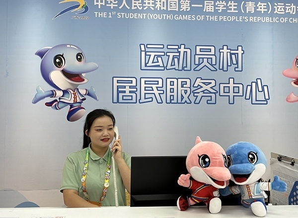 朱珊妮在接聽住宿服務(wù)中心的熱線電話。人民網(wǎng)記者 歐興榮攝