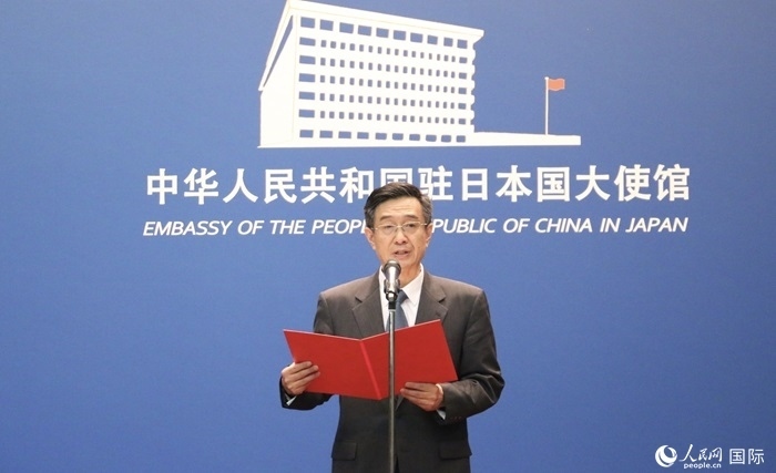 中國駐日本大使館教育處公使銜參贊杜柯偉宣讀獲獎(jiǎng)人員名單。人民網(wǎng) 許可攝