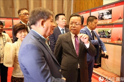 論壇期間配套舉行“‘?dāng)[脫貧困之路’——寧德扶貧開發(fā)圖片展”。人民網(wǎng)記者樊帆 攝