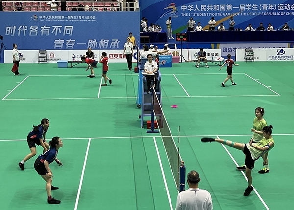 11月11日，第一屆全國(guó)學(xué)生（青年）運(yùn)動(dòng)會(huì)毽球（校園組）比賽現(xiàn)場(chǎng)。人民網(wǎng)記者 歐興榮攝