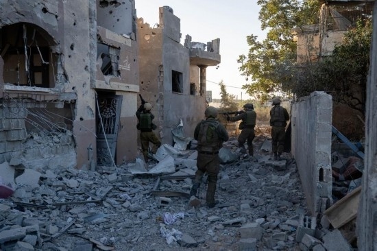 這張以色列國防軍11月12日發(fā)布的照片顯示，以軍地面部隊在加沙地帶北部開展軍事行動。新華社發(fā)