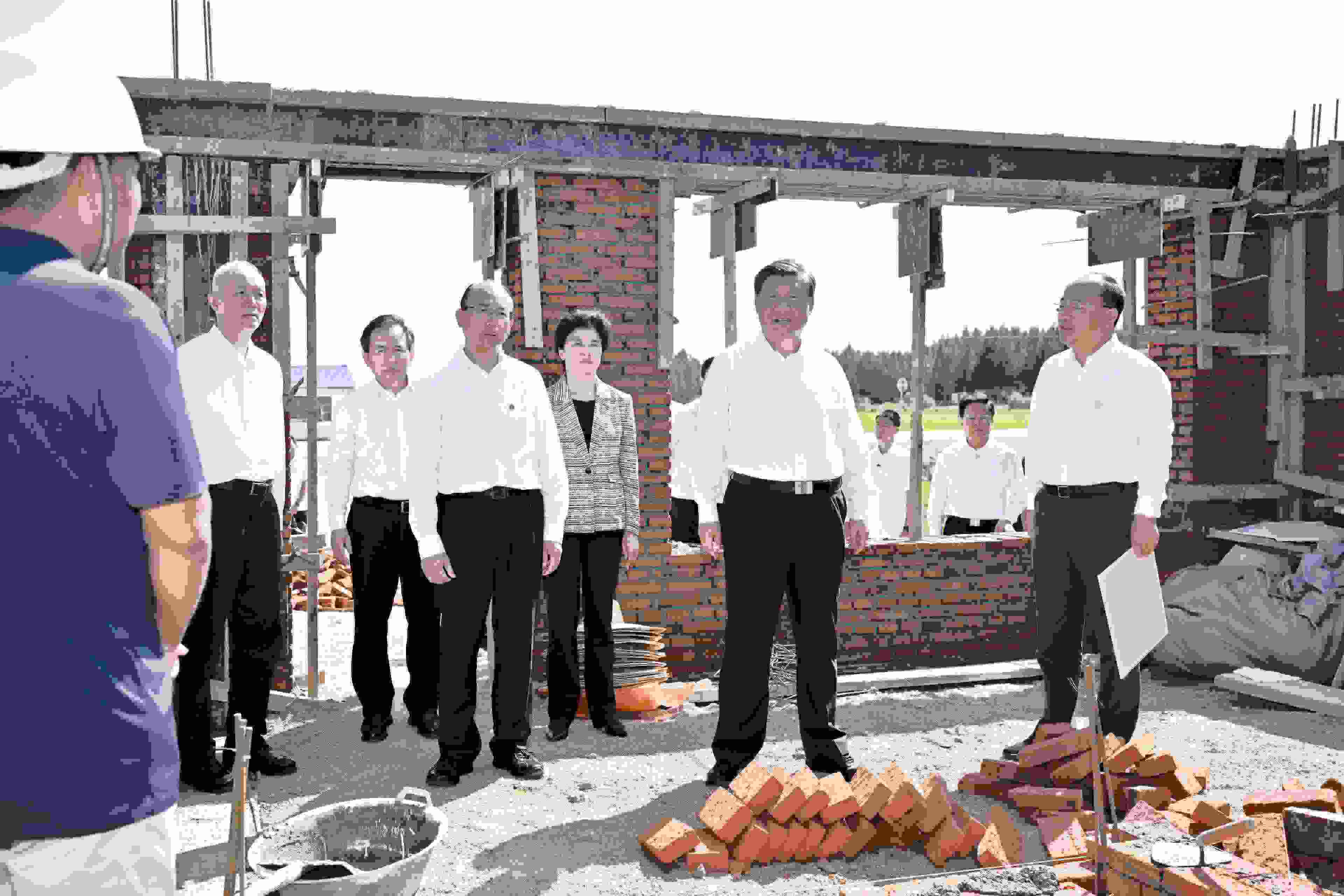 2023年9月7日，習(xí)近平總書(shū)記在遭受洪澇災(zāi)害的黑龍江省哈爾濱尚志市老街基鄉(xiāng)龍王廟村，察看水毀房屋重建情況。