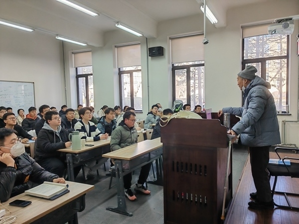 鐘萬(wàn)勰院士為研究生上課。大連理工大學(xué)供圖