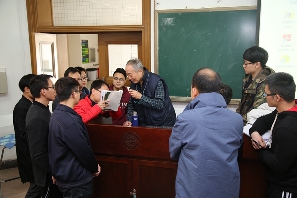 鐘萬(wàn)勰院士為學(xué)生們答疑解惑。大連理工大學(xué)供圖