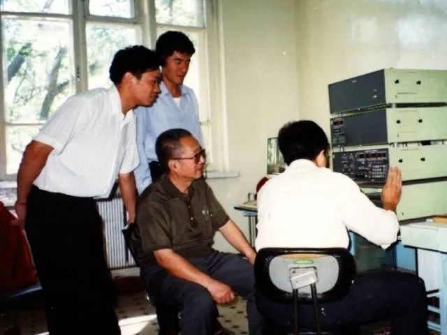 秦裕琨與團隊在一起。哈爾濱工業(yè)大學(xué)供圖