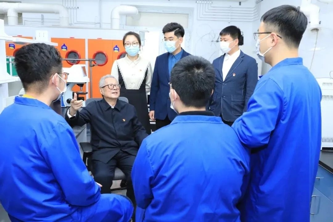 秦裕琨院士在實驗室與青年師生交流。哈爾濱工業(yè)大學(xué)供圖