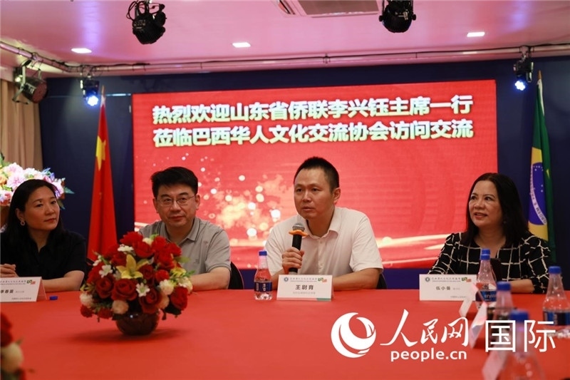 中國(guó)駐里約熱內(nèi)盧副總領(lǐng)事王尉育（右二）發(fā)表致辭。人民網(wǎng)記者宋亦然攝