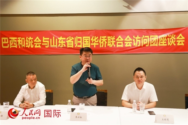 中國僑聯(lián)副主席、山東省僑聯(lián)主席李興鈺（中）在座談會上致辭。人民網(wǎng)記者 陳海琪攝