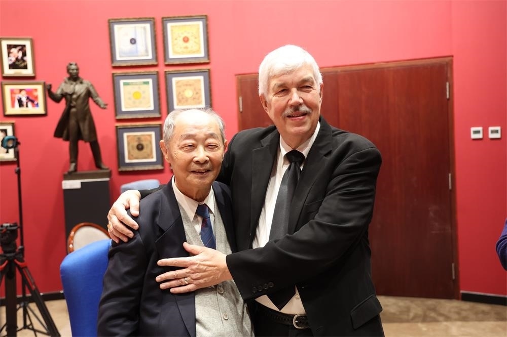 費(fèi)城交響樂(lè)團(tuán)小提琴演奏家戴維·布斯與原中央樂(lè)團(tuán)小提琴演奏家朱信人50年后再相聚。