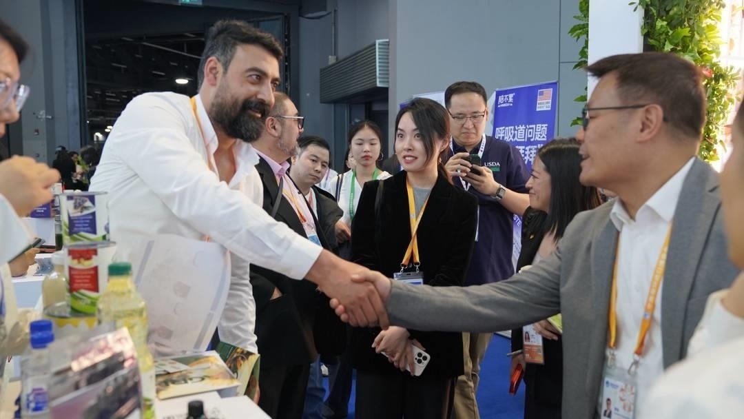 第六屆進(jìn)博會(huì)上，國(guó)內(nèi)一家超市行業(yè)的客商與來(lái)自美國(guó)佐治亞州的企業(yè)展商達(dá)成初步合作意向。