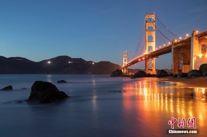當(dāng)?shù)貢r(shí)間10月29日，美國舊金山金門大橋在海浪和夜色的襯托下美如一幅畫。<a target='_blank' href='/'><p class=