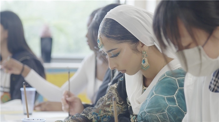 學(xué)生學(xué)習(xí)中國書法。帕特里克·謝德-西蒙茲攝