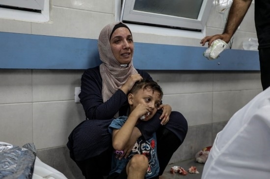 11月3日，人們?cè)诩由吵窍７ㄡt(yī)院接受治療。新華社發(fā)