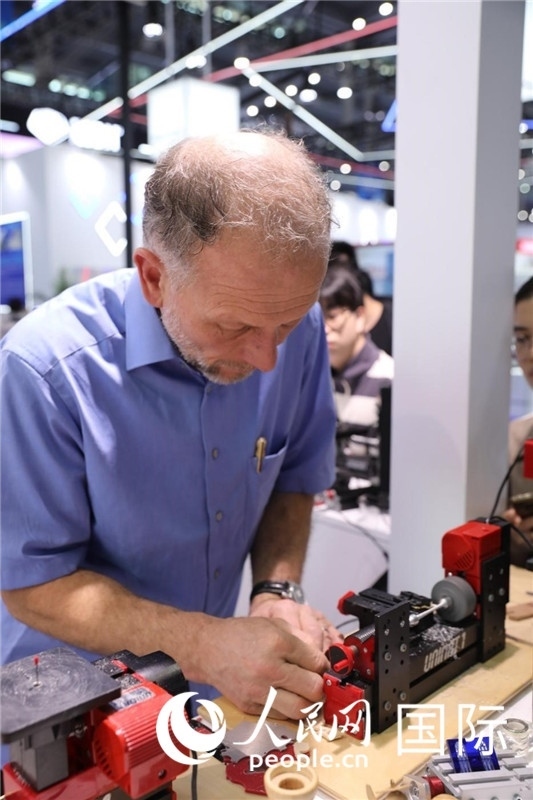 第25屆中國國際高新技術(shù)成果交易會15日在深圳開幕，圖為展商現(xiàn)場演示精密加工工具。人民網(wǎng)記者 魯揚攝