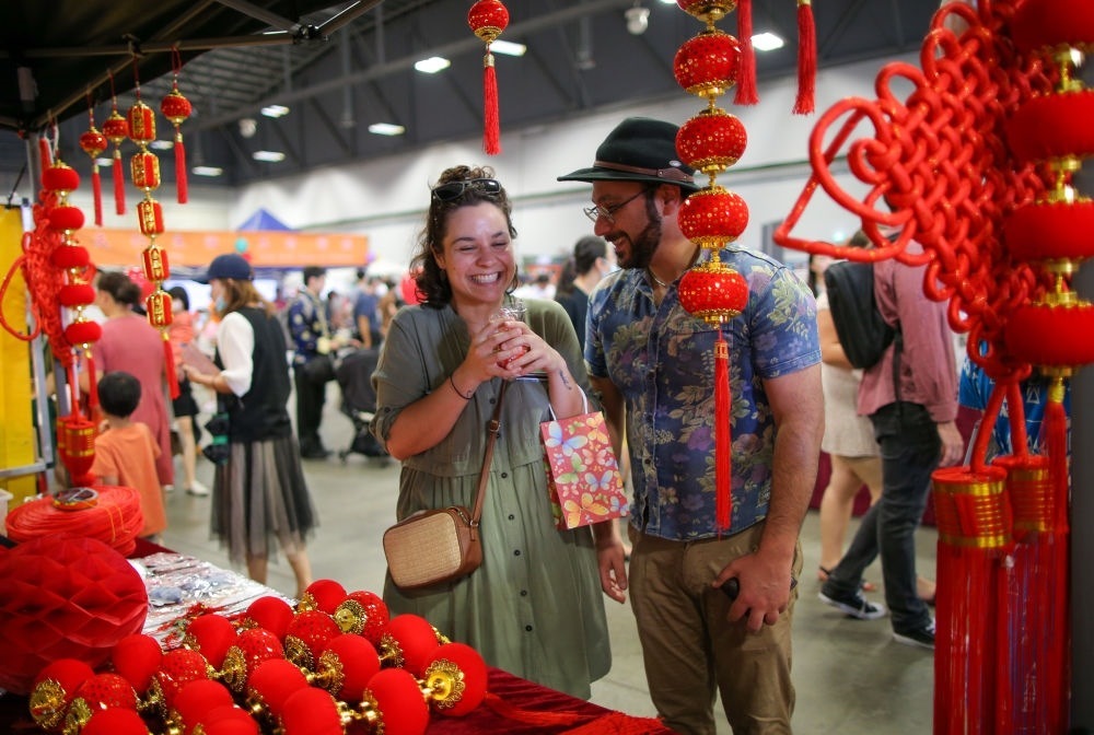 2023年1月21日，在新西蘭奧克蘭舉行的迎接中國農(nóng)歷春節(jié)活動上，人們購買新春裝飾品。這個活動吸引當(dāng)?shù)厣先f名各族裔民眾聚集一起，共迎中國春節(jié)。