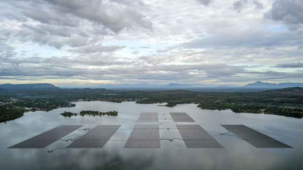 這是2022年12月8日在泰國烏汶府詩琳通水庫拍攝的浮體光伏項目（無人機照片）。中泰兩國聯(lián)合修建的浮體光伏項目2021年10月投入商業(yè)運營。中國制造的電池板不斷將日光轉(zhuǎn)化為清潔電能，輸送至當(dāng)?shù)厍Ъ胰f戶。