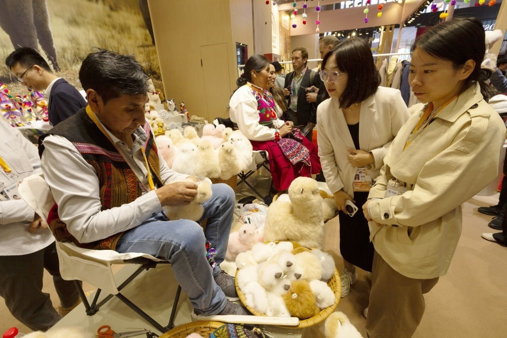 2023年11月7日，秘魯羊駝毛制品手藝人馬馬尼大叔在中國上海舉辦的第六屆進博會上展示羊駝玩偶制作工藝。秘魯特色羊駝毛制品連續(xù)六屆在進博會上亮相，收獲大量訂單。進博會大舞臺讓秘魯傳統(tǒng)手藝人有了更廣闊的發(fā)展空間。