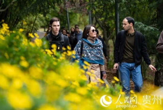 歐亞國家媒體記者走進(jìn)觀山湖公園。人民網(wǎng) 陽茜攝