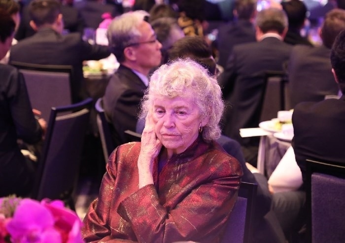 當(dāng)?shù)貢r(shí)間11月15日晚，國(guó)家主席習(xí)近平在美國(guó)舊金山出席美國(guó)友好團(tuán)體聯(lián)合舉行的歡迎宴會(huì)。在熱烈的掌聲中，習(xí)近平發(fā)表重要演講。圖為參加晚宴人士認(rèn)真聆聽(tīng)演講。人民日?qǐng)?bào)記者 李志偉 攝