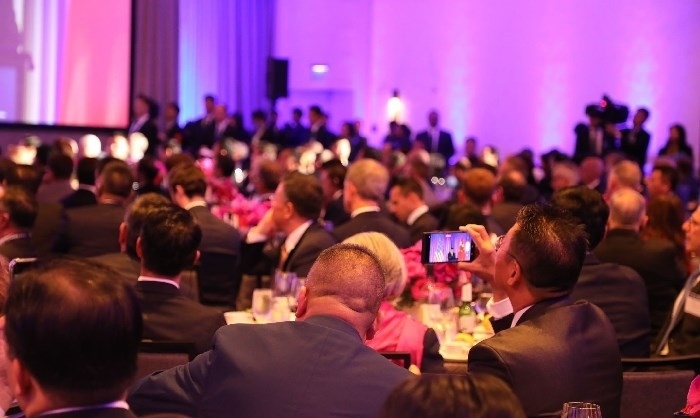 當(dāng)?shù)貢r(shí)間11月15日晚，國(guó)家主席習(xí)近平在美國(guó)舊金山出席美國(guó)友好團(tuán)體聯(lián)合舉行的歡迎宴會(huì)。在熱烈的掌聲中，習(xí)近平發(fā)表重要演講。圖為參加晚宴人士認(rèn)真聆聽(tīng)演講。人民日?qǐng)?bào)記者 李志偉 攝